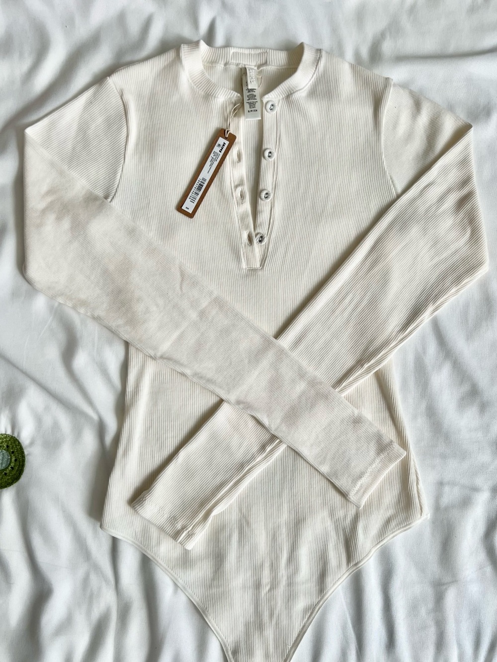 [NWT] Skims | Cotton Rib Long Sleeve
Henley Bodysuit, Marble, S